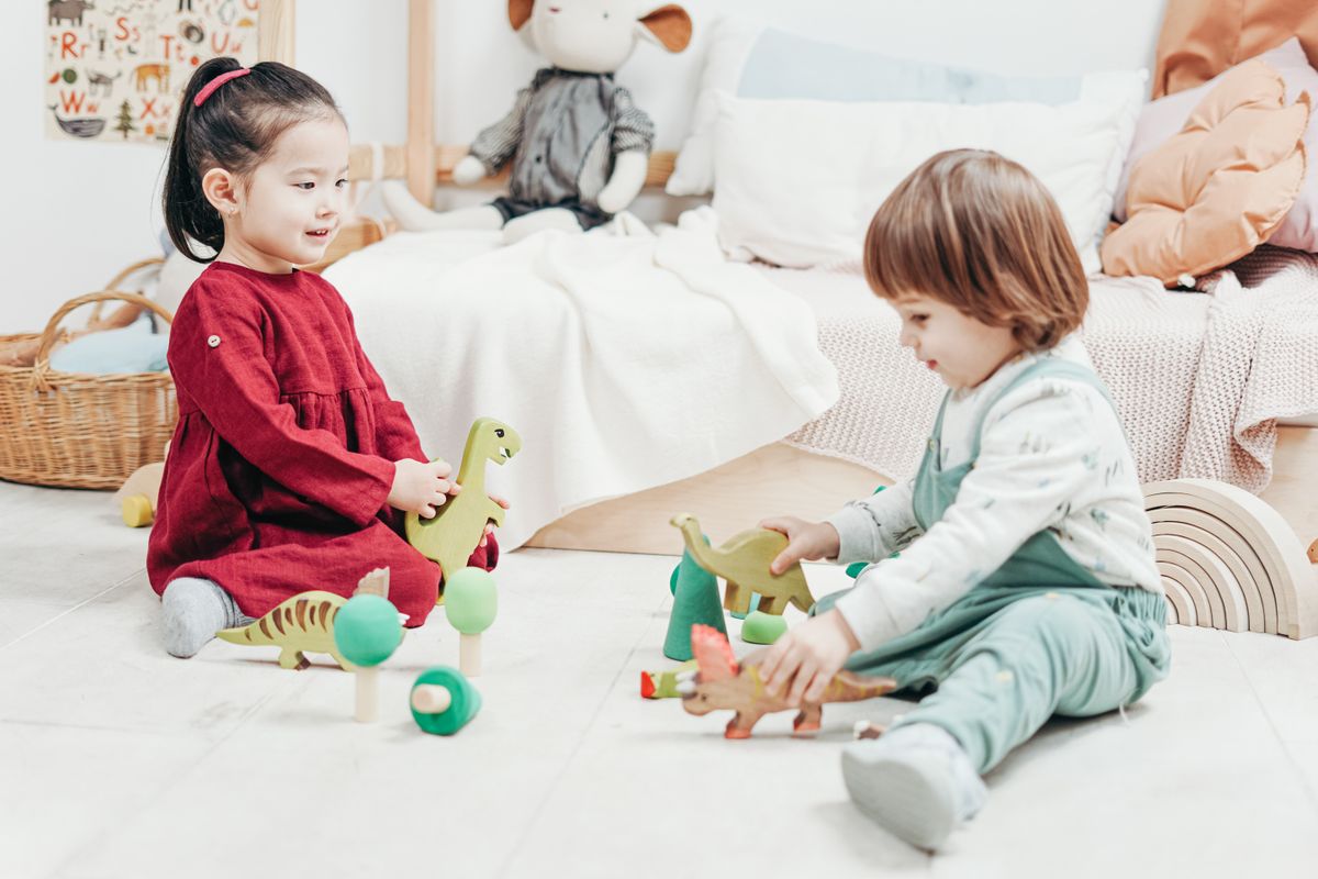 おもちゃで仲良く遊ぶ2人の子ども